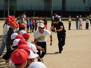 写真：ハイタッチの様子