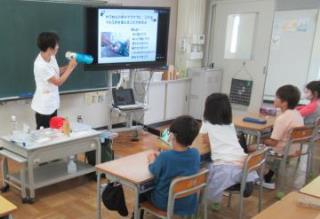 写真：お薬教室のお話を聞く様子