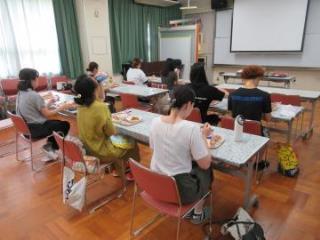 写真：給食試食会の様子