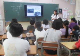 写真：被爆体験講話のお話を聞く様子