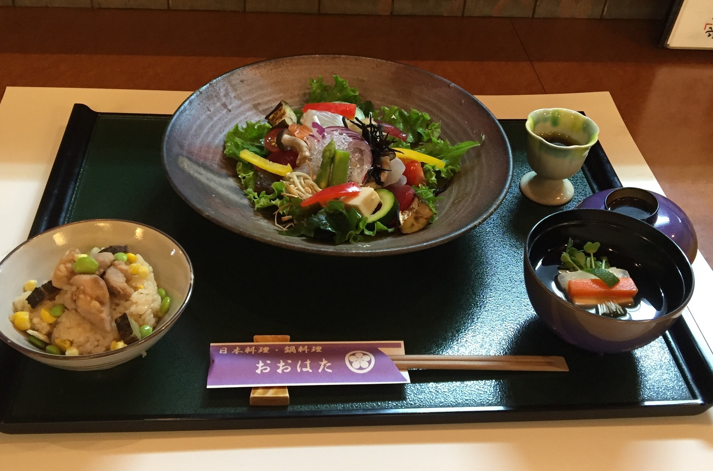 写真:人生100年時代の健康ランチ(1080円(税込))