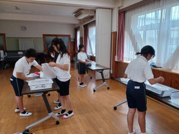 写真：文字カードにパウチ加工する様子