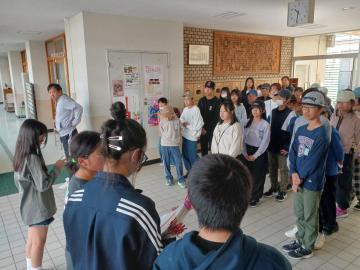 写真：学校フェンスに配布告知看板取り付け2