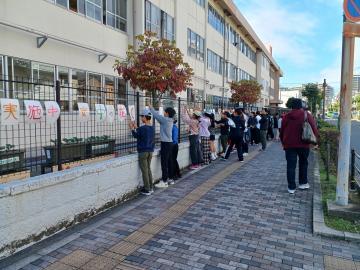 写真：学校フェンスに配布告知看板取り付け4
