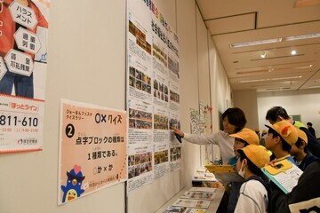 写真：展示内容を教わる児童