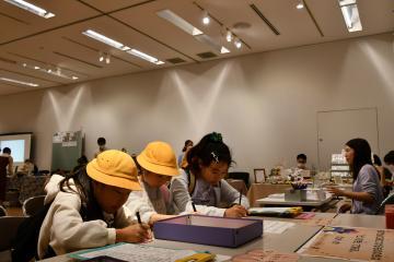 写真：メモを取る小学生