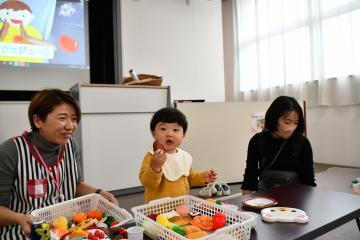 写真：ままごとで遊ぶ幼児