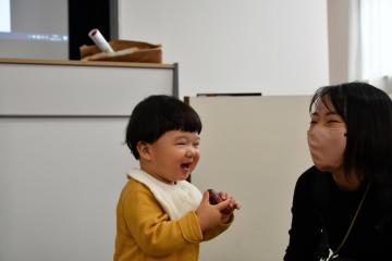 写真：ままごと遊びをする親子