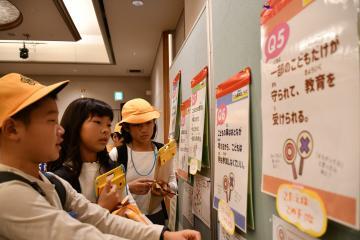 写真：展示を見る小学生