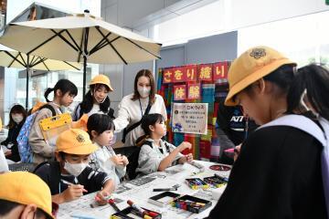 写真：作成する小学生