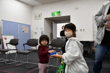 写真：ボッチャ遊びをする親子