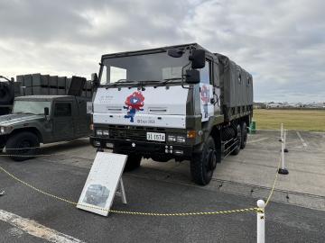写真：ミャクミャクラッピング装甲車