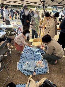 写真：近畿大学　廃材で作った魚釣りゲーム