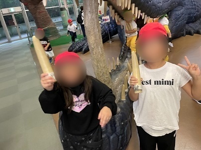 写真：ワニの遊具で遊ぶ