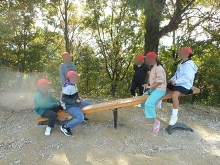 写真：シーソーで遊ぶようす