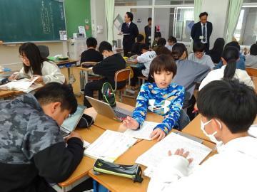写真：国語の研究授業（令和6年12月5日）1
