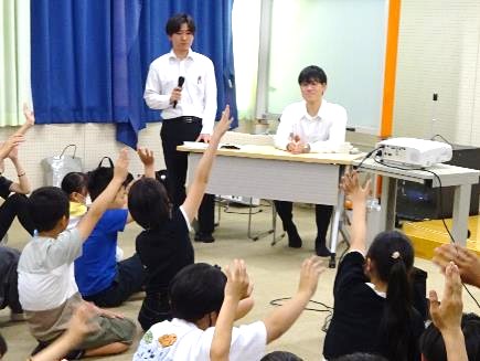 租税教室41署員さんの質問にも積極的に答えながら、自分たちの生活と税金のことを真剣に考えました。みんなが使っている教科書も税金から無償で提供されています。大切に使いましょう。