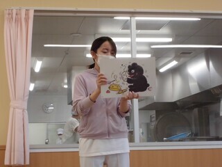 写真：紙芝居「ごはんでげんきげんきぴん」