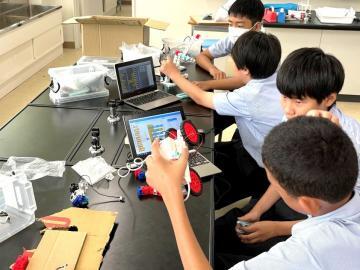 写真：科学部・ロボット作成1