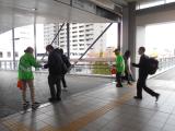 啓発物品配布の写真（駅改札口周辺）