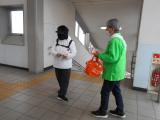 啓発物品配布の写真（駅改札口周辺2）