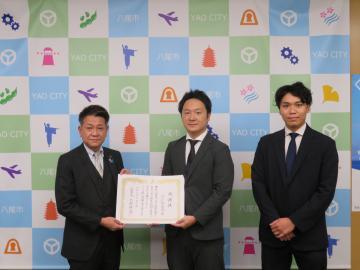 写真:感謝状贈呈