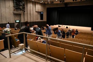 写真：ホールの前方から避難誘導される人たち