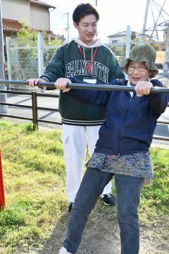 写真：鉄棒でストレッチする女性