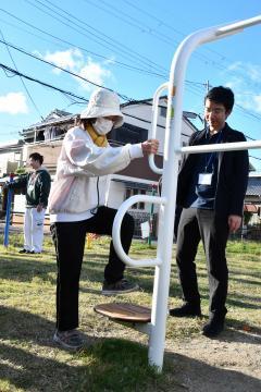 写真：健康遊具の使い方を教えてもらう様子
