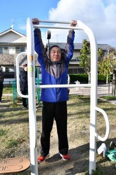 写真：健康遊具を試す男性
