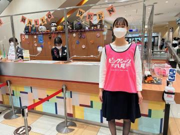 ピンクビブスを着た女性