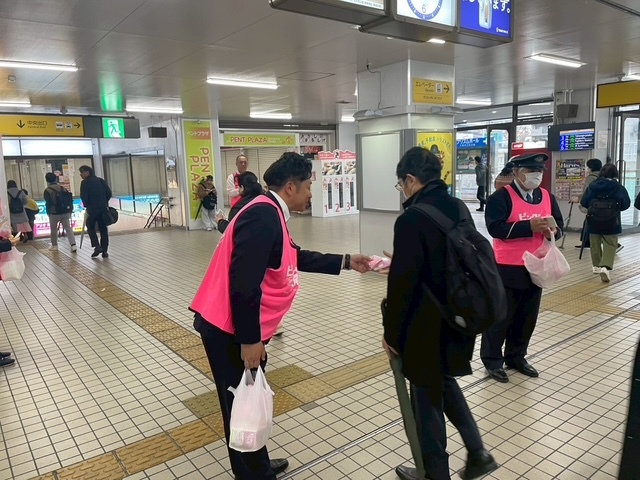 令和7年度近鉄八尾駅ピンクシャツデー取組3