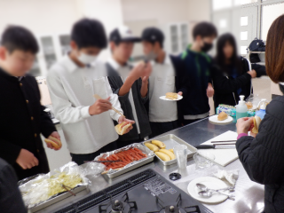 写真：朝ごはんづくり実習1