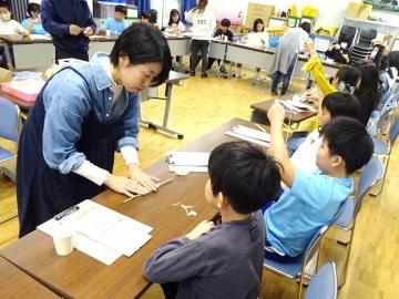 写真：4年生・河内木綿の糸紡ぎ手織り体験4