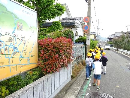 1年生と2年生・校区探検07