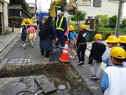 1年生と2年生・校区探検08