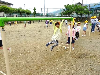 1年生と2年生・校区探検11