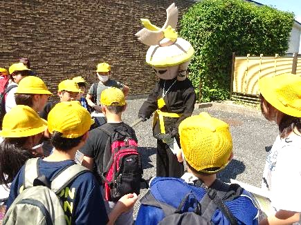6年生・しおんじやま古墳の見学01