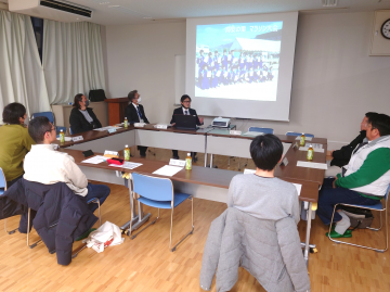 写真：高安地区地域教育協議会で情報交換をしている様子