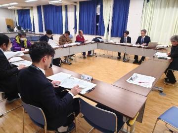 写真： 学校評議会で意見交換をしている様子