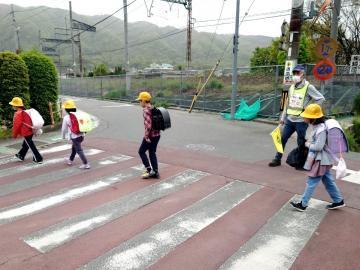 写真：登校の見守り活動1