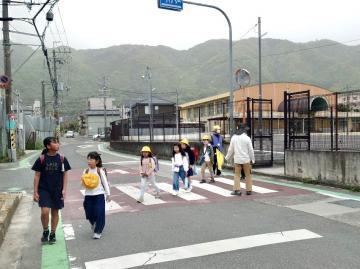 写真：登校の見守り活動2