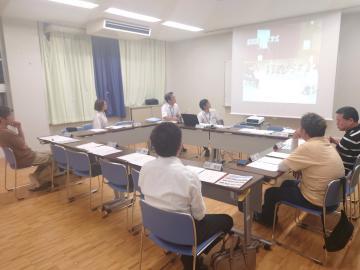 写真：高安地区地域教育協議会で情報交換が行われている様子