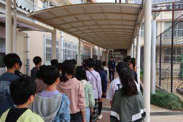 写真：市長からサークルメンバー全員に励ましのお言葉
