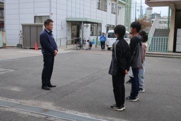 写真：市長を駐車場から定植場所へ案内1
