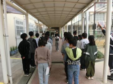 写真：サークルの部長が市長にあいさつ1