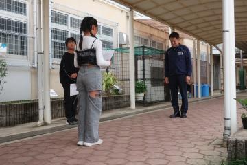 写真：サークルの部長が市長にあいさつ2