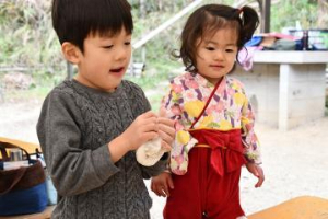 写真：おもちを丸める子どもたち2