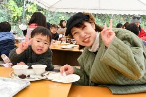 写真：おもちを食べる親子2