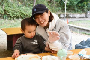 写真：お餅を食べる子どもと母親